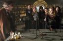 Profesor Slughorn, Hermione, Lavender, Neville, Romilda y dos chicas en Clase de Pociones